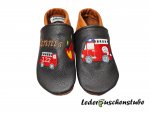 Lederpuschen dunkelbraun-braun mit rechts Namen, Feuer (Die Krabbel Krabbe), Feuerwehr (Rock Queen) und links Feuerwehr4 (Stickgedöns)